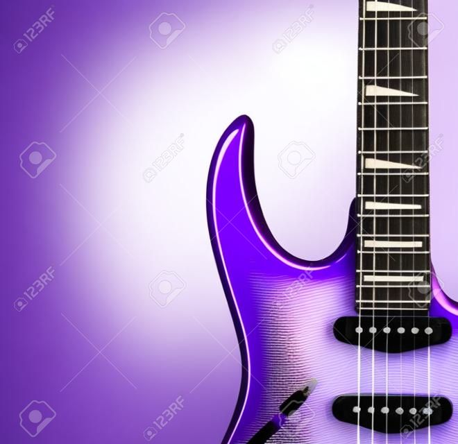 Guitarra eléctrica. Primer plano de una guitarra eléctrica morado sobre un fondo blanco.