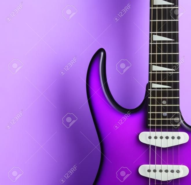 Guitarra eléctrica. Primer plano de una guitarra eléctrica morado sobre un fondo blanco.