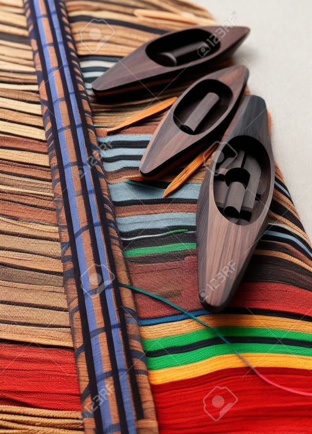 Wooden Weaving Shuttles und texturierte Textil mit Muster