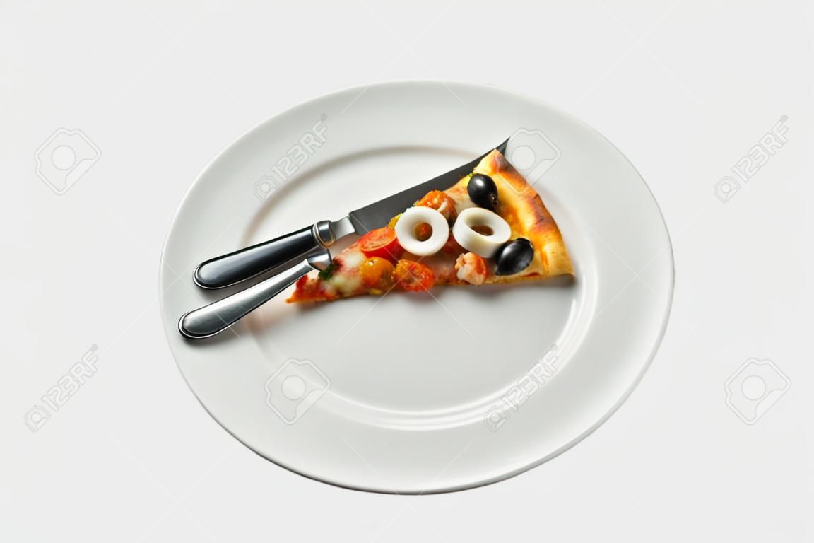 Fruits de mer Pizza Slice dans un plat blanc sur un fond noir