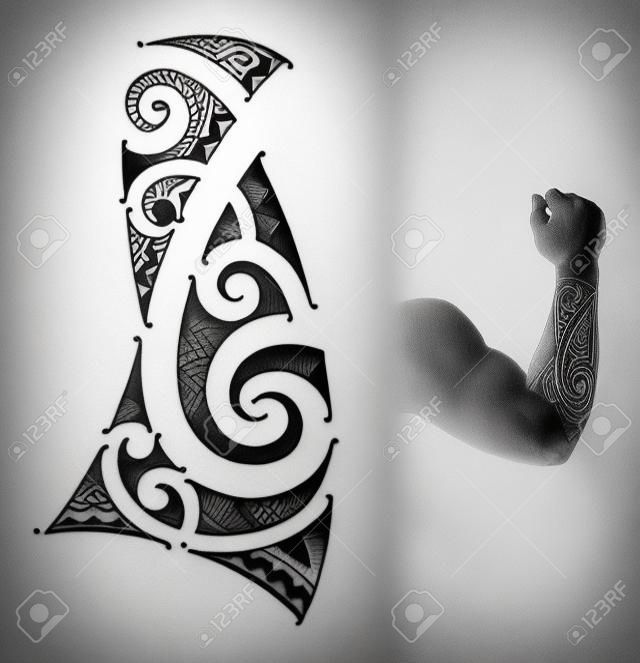 Estilo del tatuaje en forma de diseño maorí para un antebrazo.