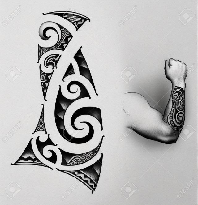 Estilo del tatuaje en forma de diseño maorí para un antebrazo.