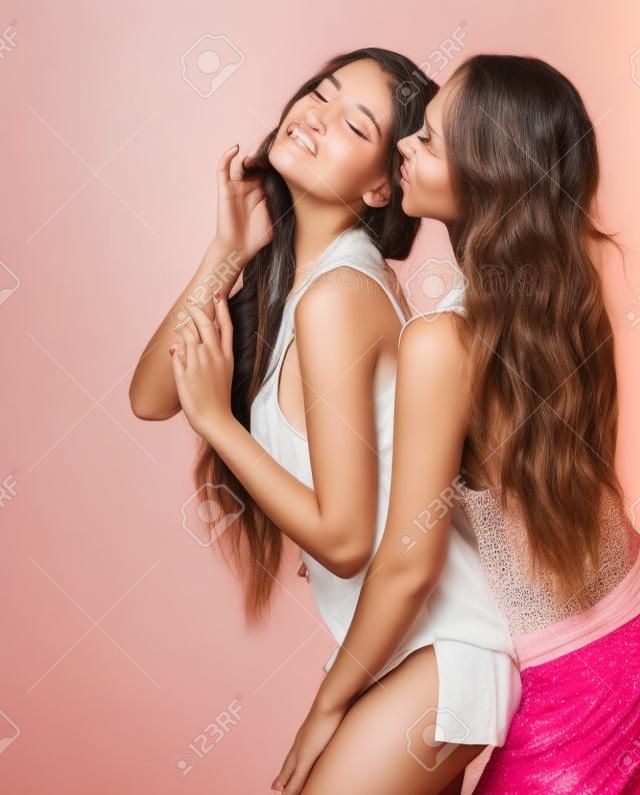 Две красивые лесбиянки на сером фоне