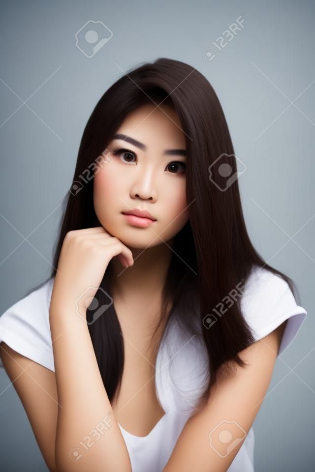 人像的年輕漂亮的女人與修斯的樣子。混血亞洲中國白白人女模特。