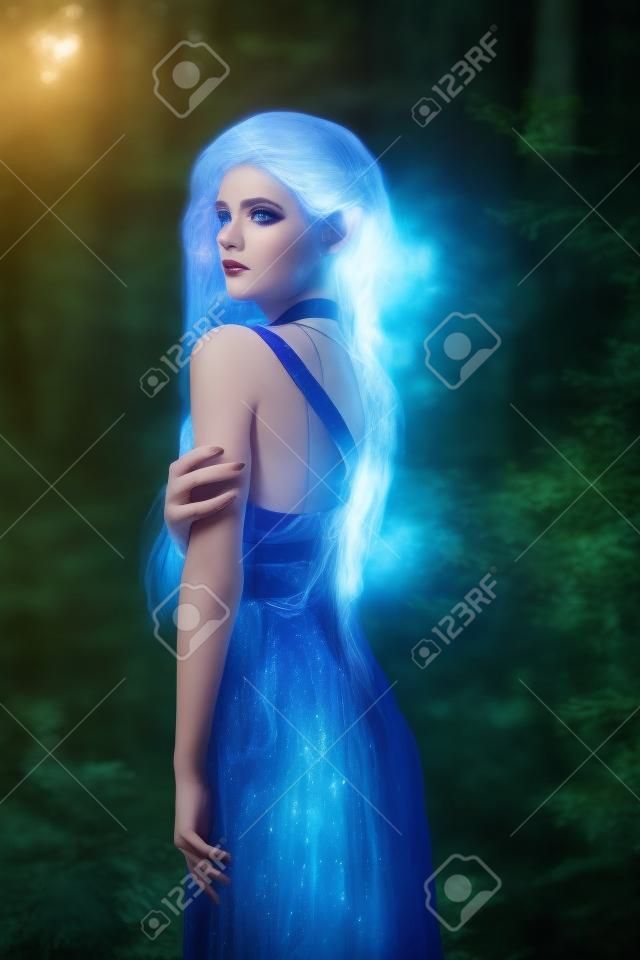 エルフ。魔法の森の美しい女の子。夜に屋外の森の中でファンタジー若い女性。幻想的な衣装で若いモデルの創造的な肖像画。側面図。