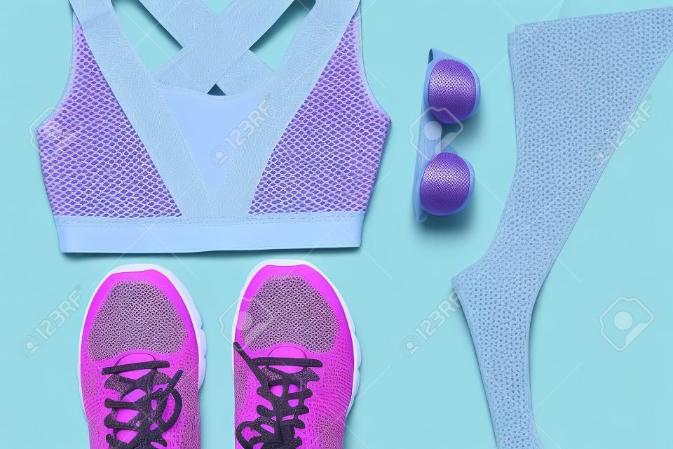 Desgaste esportivo feminino, Moda de ginástica e acessórios, Equipamento de exercício, Conceito de estilo de vida saudável, Sapatos, Tapete de ioga, Bra esportivo, culos de sol.