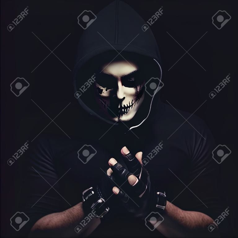 Портрет мужчины с Хэллоуин черепа макияж