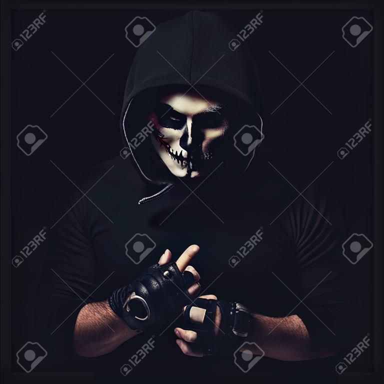Портрет мужчины с Хэллоуин черепа макияж