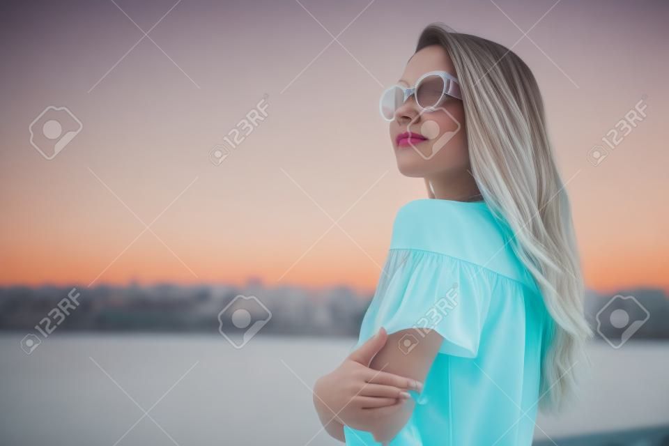 Portret romantisch meisje draagt transparante bril