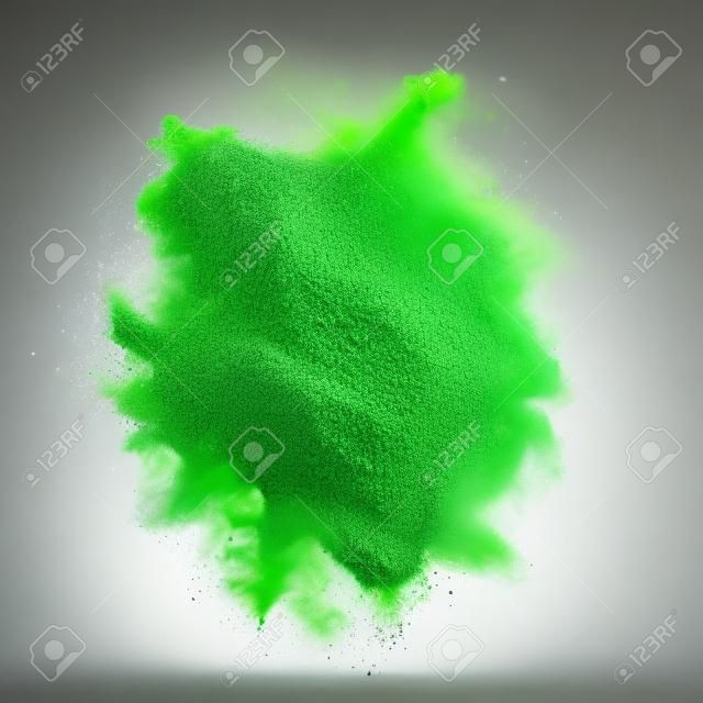 白色背景下的绿色粉末爆炸