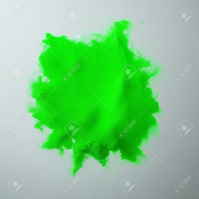 白色背景下的绿色粉末爆炸