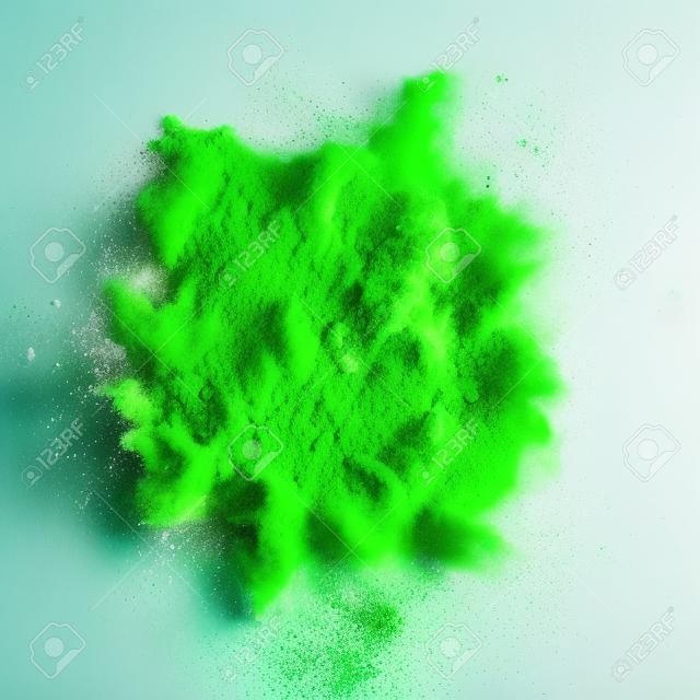 Explosión de polvo verde aislado en el fondo blanco