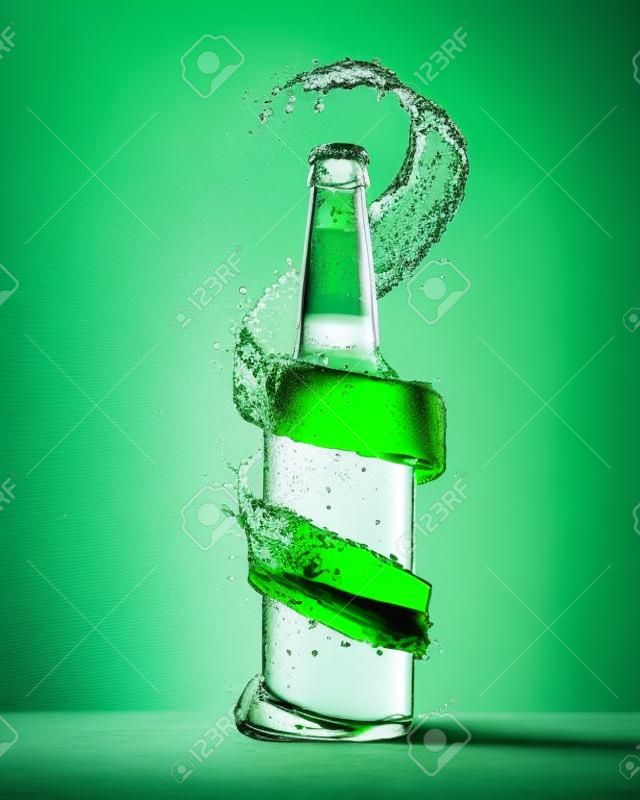 Uma garrafa de cerveja verde e um respingo