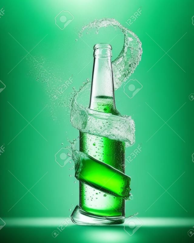Зеленая пивная бутылка и всплеск