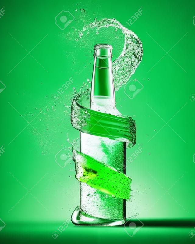 Uma garrafa de cerveja verde e um respingo