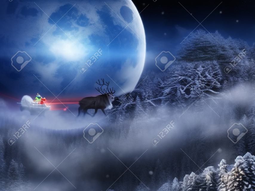 Weihnachtsmann bekommen einen zug auf ihre rentiere zu reiten. magie sankt schlitten fliegen über weihnachten märchenwald auf dem hintergrund der großen mond.