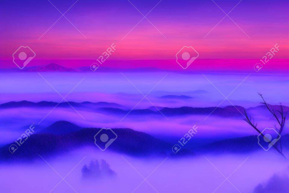 Vor dem Sonnenaufgang auf dem Berg violettes Licht am frühen Morgen