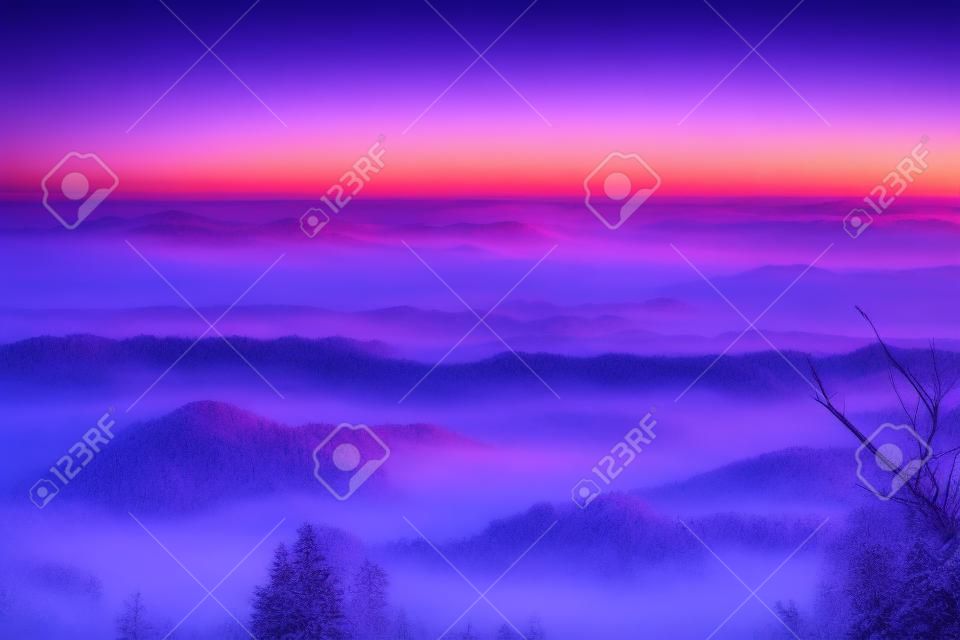 Vor dem Sonnenaufgang auf dem Berg violettes Licht am frühen Morgen