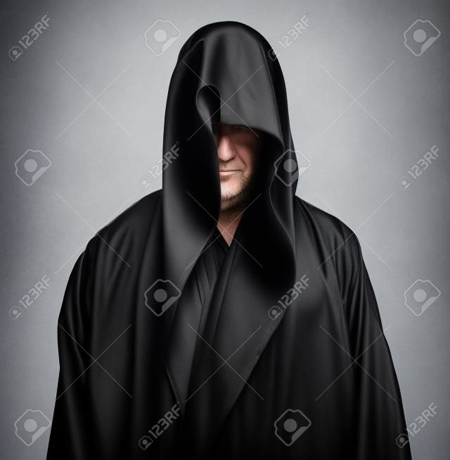 Retrato de un hombre en un traje negro sobre un fondo blanco