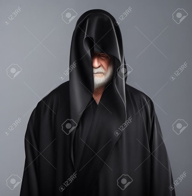 Porträt eines Mannes in einer schwarzen Robe auf einem weißen Hintergrund