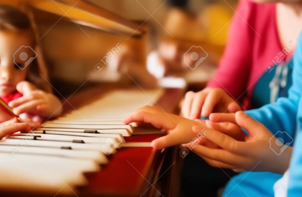 ervaren hand van de oude muziekleraar helpt de kind pupil