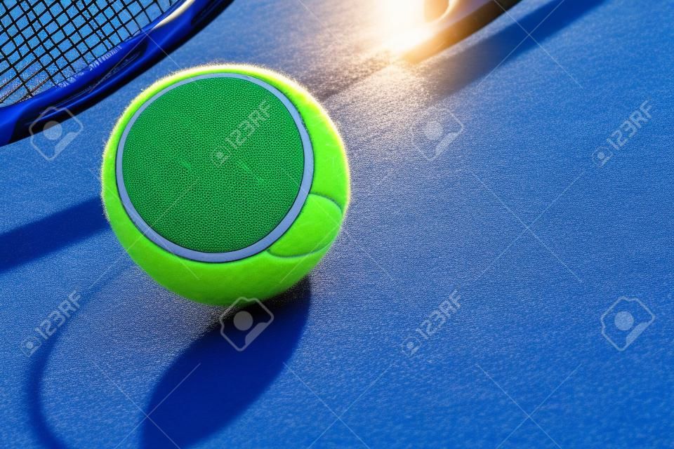 Jogo de tênis. bolas de tênis e raquete no fundo da quadra.
