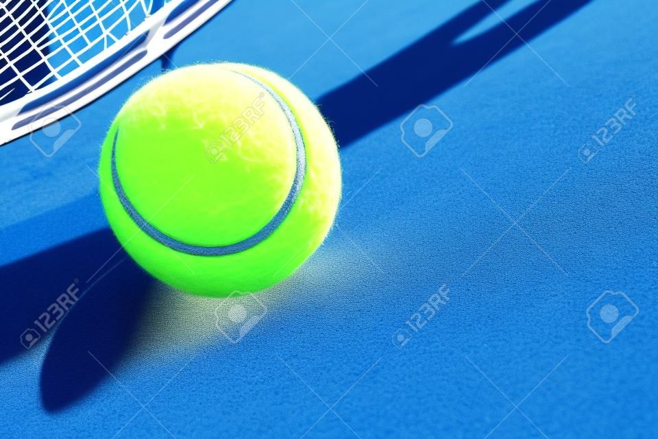 Jogo de tênis. bolas de tênis e raquetes no fundo.