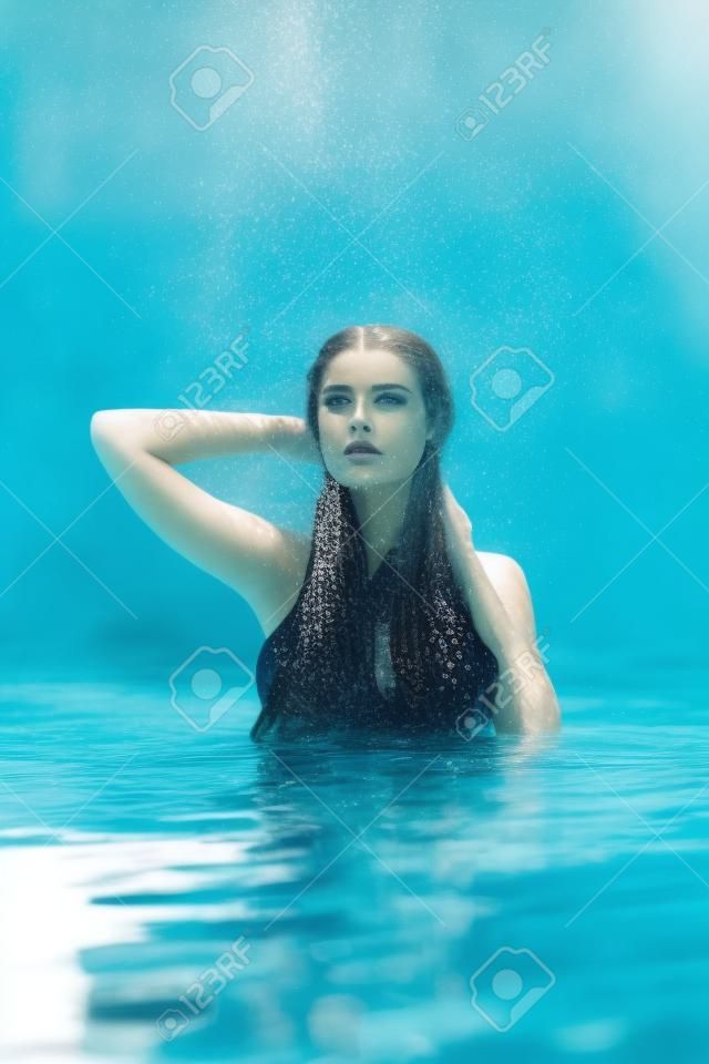 Красивая женщина длинные волосы модель позирует на бассейн