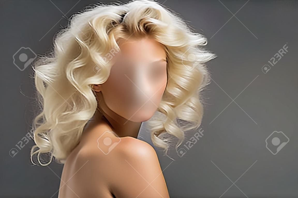 Portrait d'une femme avec les cheveux blonds sans visage