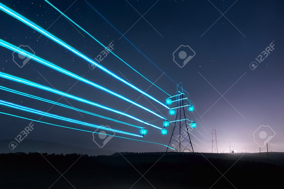 Tours de transmission d'électricité avec des fils incandescents contre le ciel étoilé. Notion d'énergie.