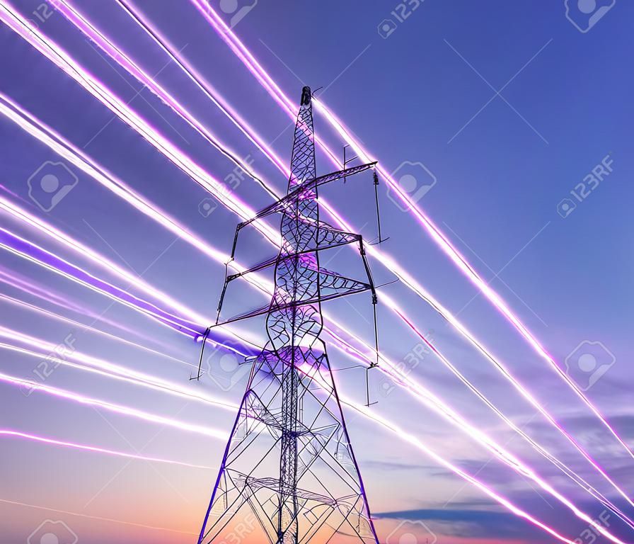 Elektrischer Sendeturm mit glühenden Drähten vor dem Hintergrund des Sonnenunterganghimmels. elektrischer Hochspannungsmast. Energiekonzept.