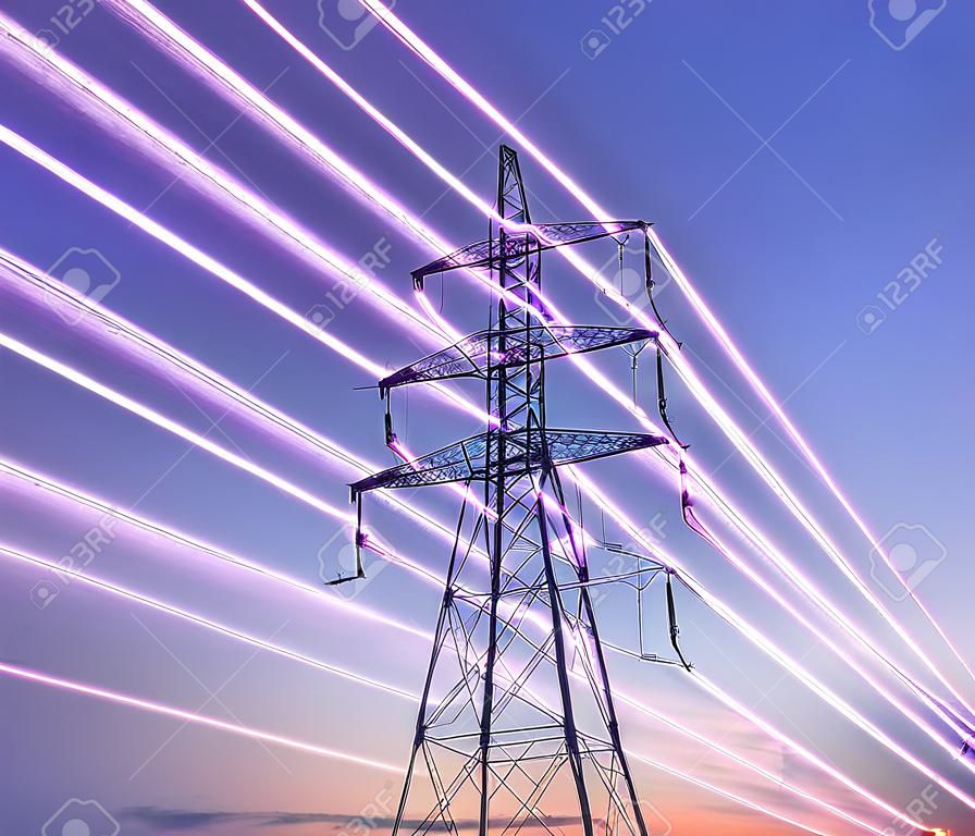 Elektrischer Sendeturm mit glühenden Drähten vor dem Hintergrund des Sonnenunterganghimmels. elektrischer Hochspannungsmast. Energiekonzept.