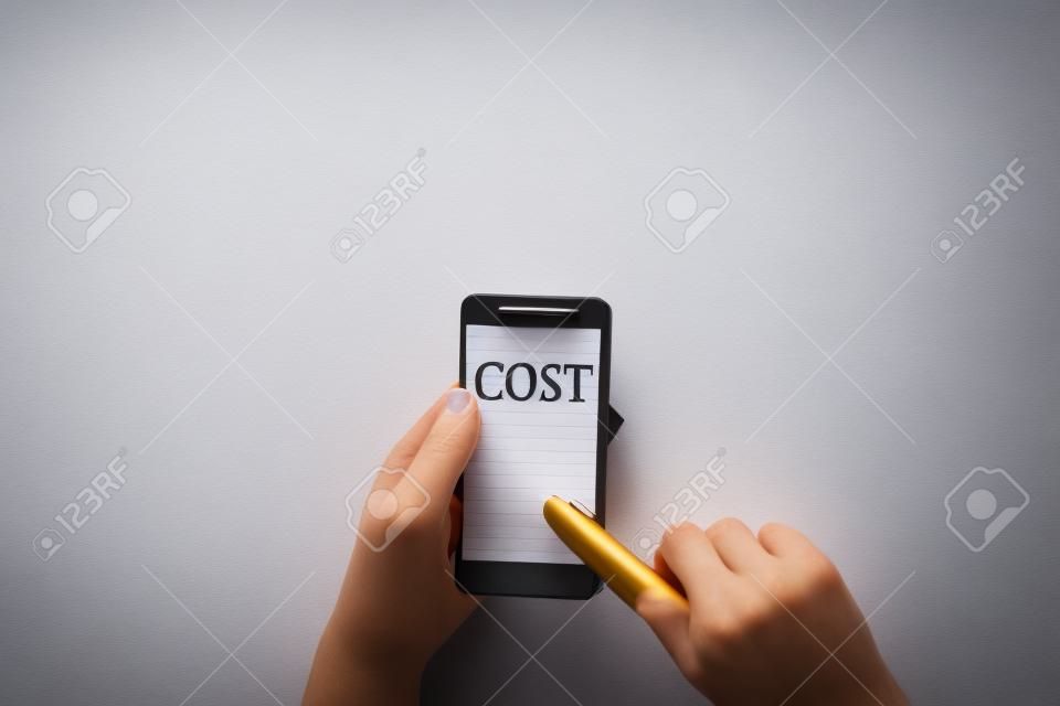 Schreiben einer Notiz mit den Kosten. Geschäftskonzept für den Betrag, der normalerweise für einen Artikel bezahlt wird, den Sie kaufen oder eine Vorführung mieten