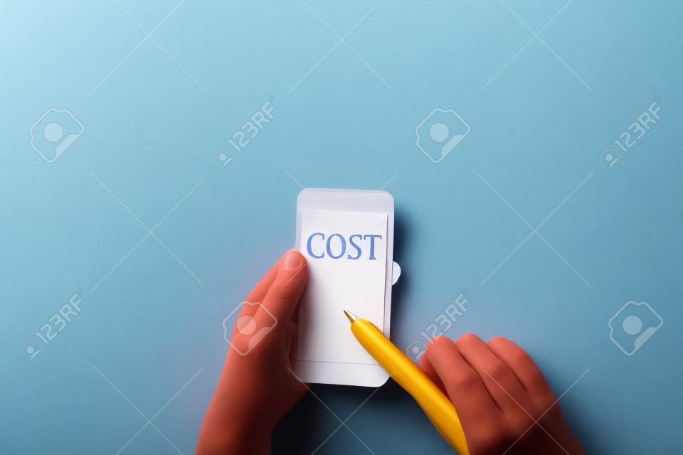 Schreiben einer Notiz mit den Kosten. Geschäftskonzept für den Betrag, der normalerweise für einen Artikel bezahlt wird, den Sie kaufen oder eine Vorführung mieten