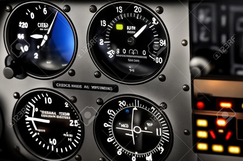 Feche acima do painel de instrumento em uma aeronave, medidores clássicos, altímetro, indicador de velocidade vertical, indicador de situação horizontal