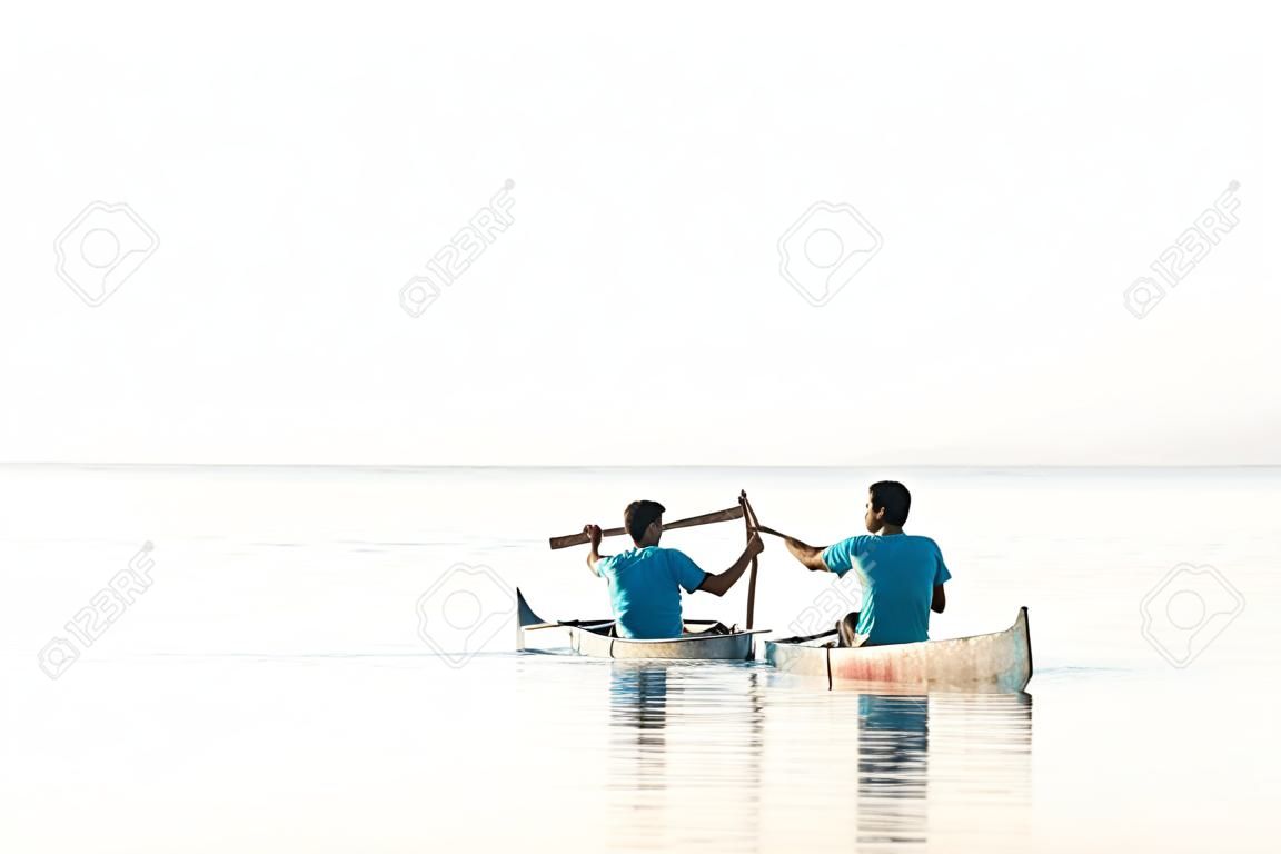 Dwóch mężczyzn brodzących w canoe nad morzem Galilejskim