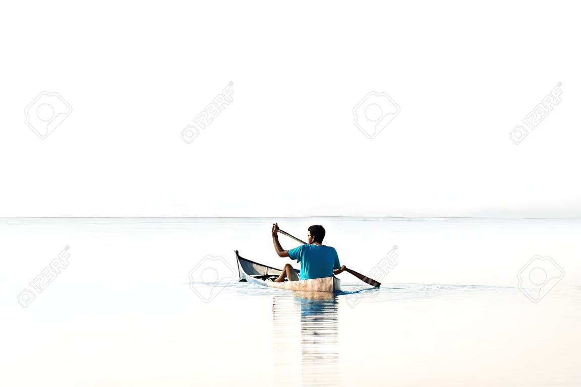 Dwóch mężczyzn brodzących w canoe nad morzem Galilejskim