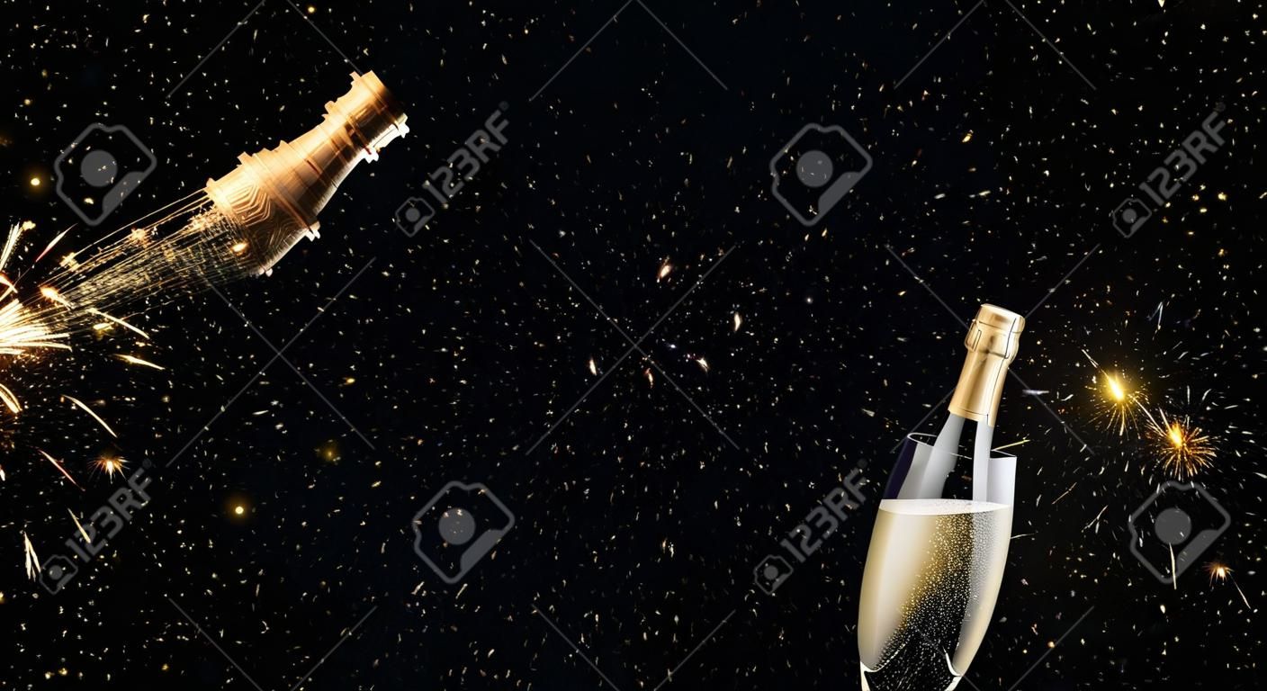 Concetto di celebrazione del nuovo anno con una bottiglia di champagne con un orologio che esplode fuochi d'artificio, scintille e coriandoli e due bicchieri che tostano su uno sfondo scuro. Copia spazio