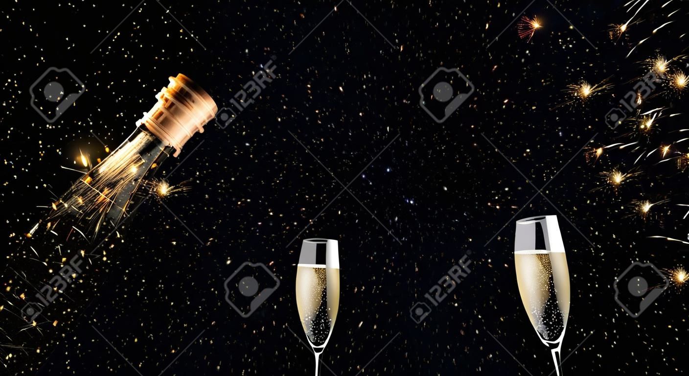 Concepto de celebración de año nuevo con una botella de champán con un reloj que explota fuegos artificiales, chispas y confeti y dos copas brindando sobre un fondo oscuro. Copia espacio