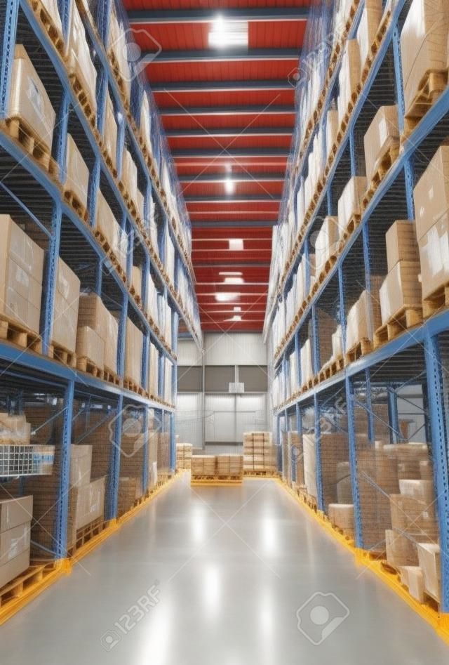 Almacén de construcción de carga, interior de almacén con estantes, palets y cajas para almacenamiento y clasificación de mercancías de envío en transporte, logística y transporte industrial