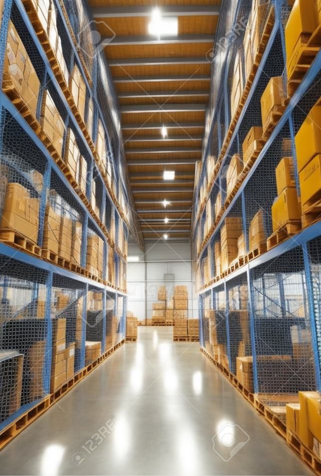 Almacén de construcción de carga, interior de almacén con estantes, palets y cajas para almacenamiento y clasificación de mercancías de envío en transporte, logística y transporte industrial