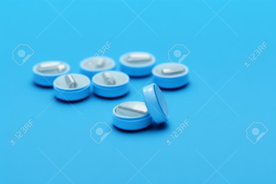 Pillen op blauwe achtergrond