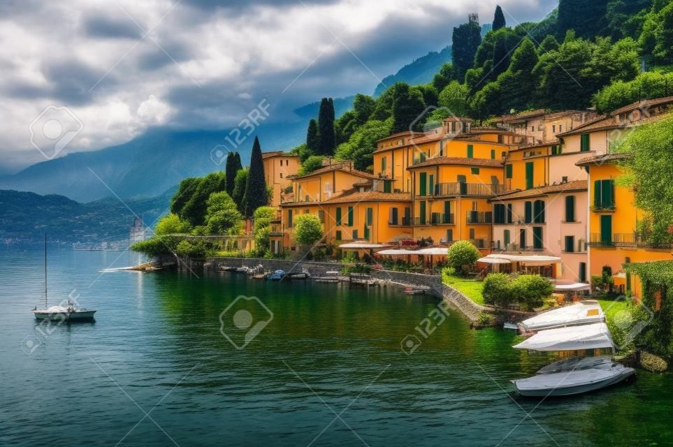Cidade de Menaggio no lago Como, Milão, Itália