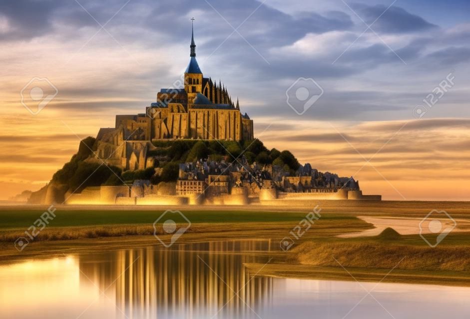 Mont Saint-Michel ist eine von Frankreichs bekanntesten Wahrzeichen,