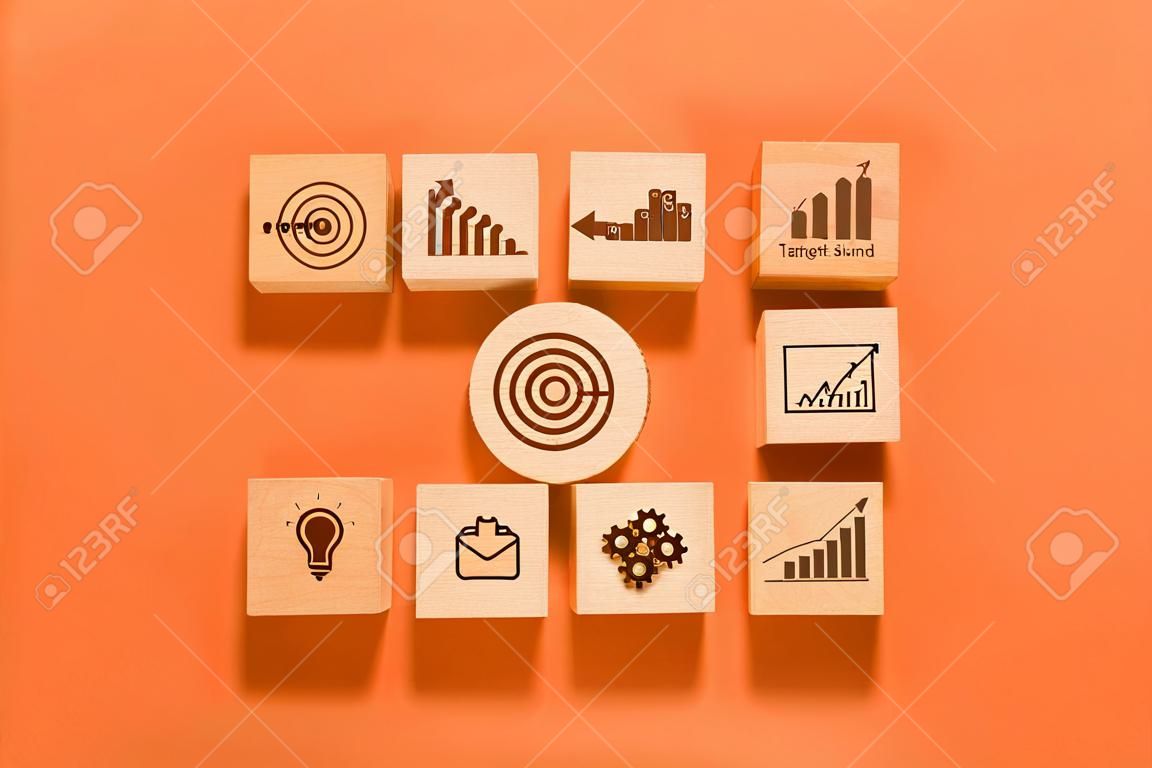 Drewniany blok tablicy docelowej z ikonami biznesowymi planowanie strategii biznesowej zarządzanie postępem biznesu i analizowanie danych dotyczących inwestycji finansowych proces biznesowy i rozwój przepływu pracy