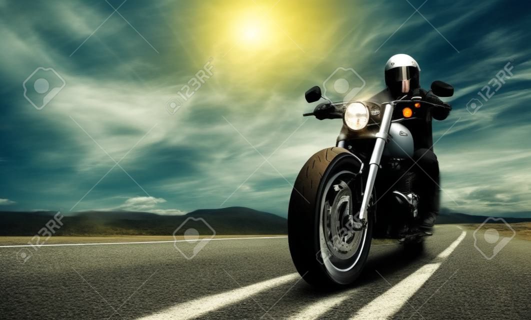 道路に乗ってバイク。オートバイツアーの旅で空の高速道路を運転楽しんで。個々のテキストのコピースペース。