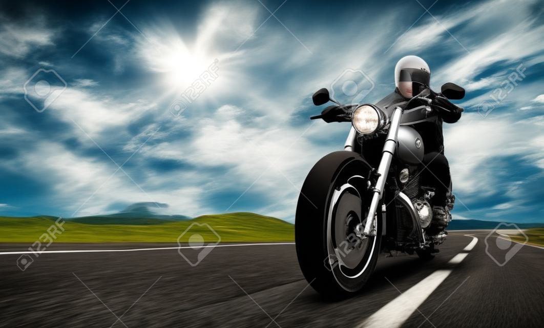 moto en la carretera a caballo. divirtiéndose conduciendo por la carretera vacía en un viaje en motocicleta. copyspace para su texto individual.