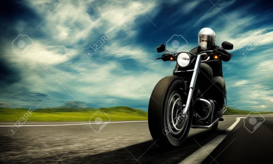 Motorrad auf der Straße fahren. Viel Spaß beim Fahren der leeren Autobahn auf einer Motorradtour. Exemplar für Ihren individuellen Text.