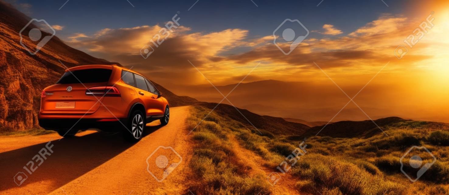 日没時にスペイン山の風景道路でレンタカーSUV車