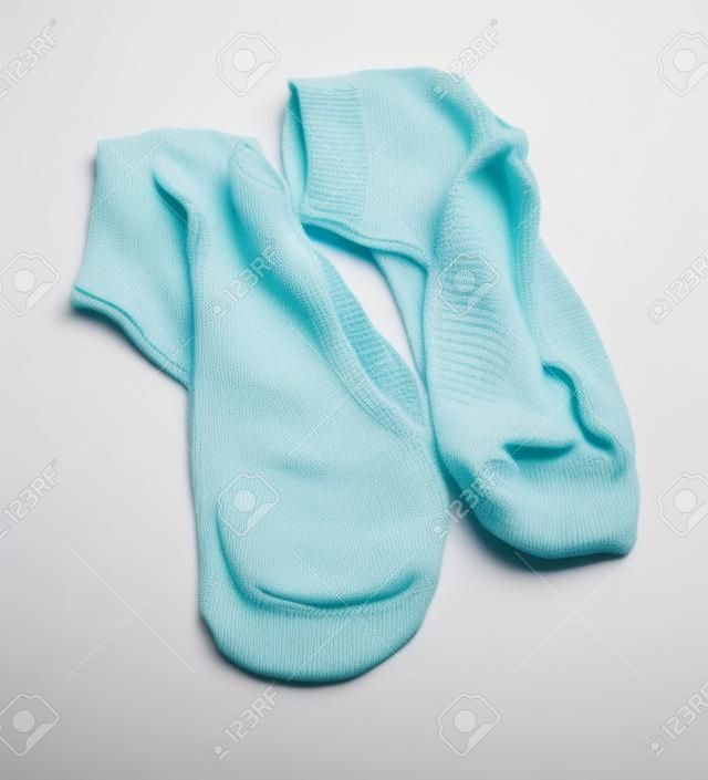 Вонючие грязные носки, изолированных на белом фоне